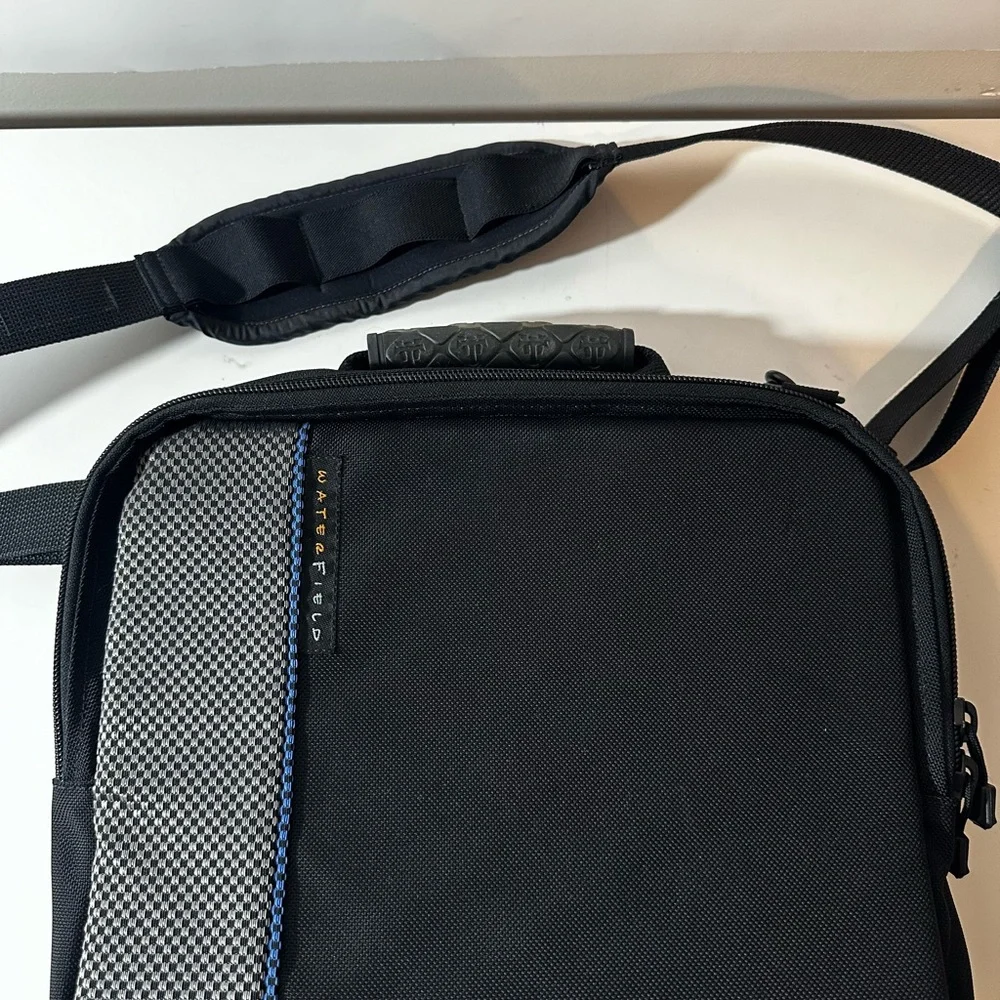 waterfield men’s messenger
